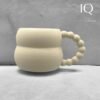 KaffeetassemitPerlenhenkel.jpg Keramiktasse mit Perlenhenkel – Geschwungenes Design – Beige – 250 ml