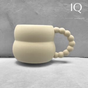 KaffeetassemitPerlenhenkel.jpg Keramiktasse mit Perlenhenkel – Geschwungenes Design – Beige – 250 ml