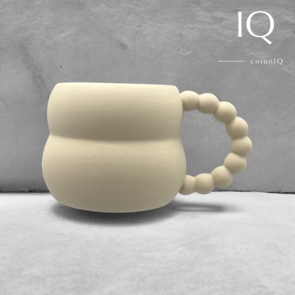KaffeetassemitPerlenhenkel.jpg Keramiktasse mit Perlenhenkel – Geschwungenes Design – Beige – 250 ml